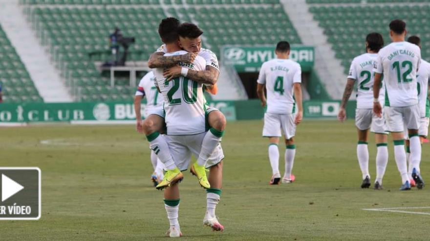 Dani Escriche y Josan celebran el gol de la victoria del Elche. ANTONIO AMORÓS