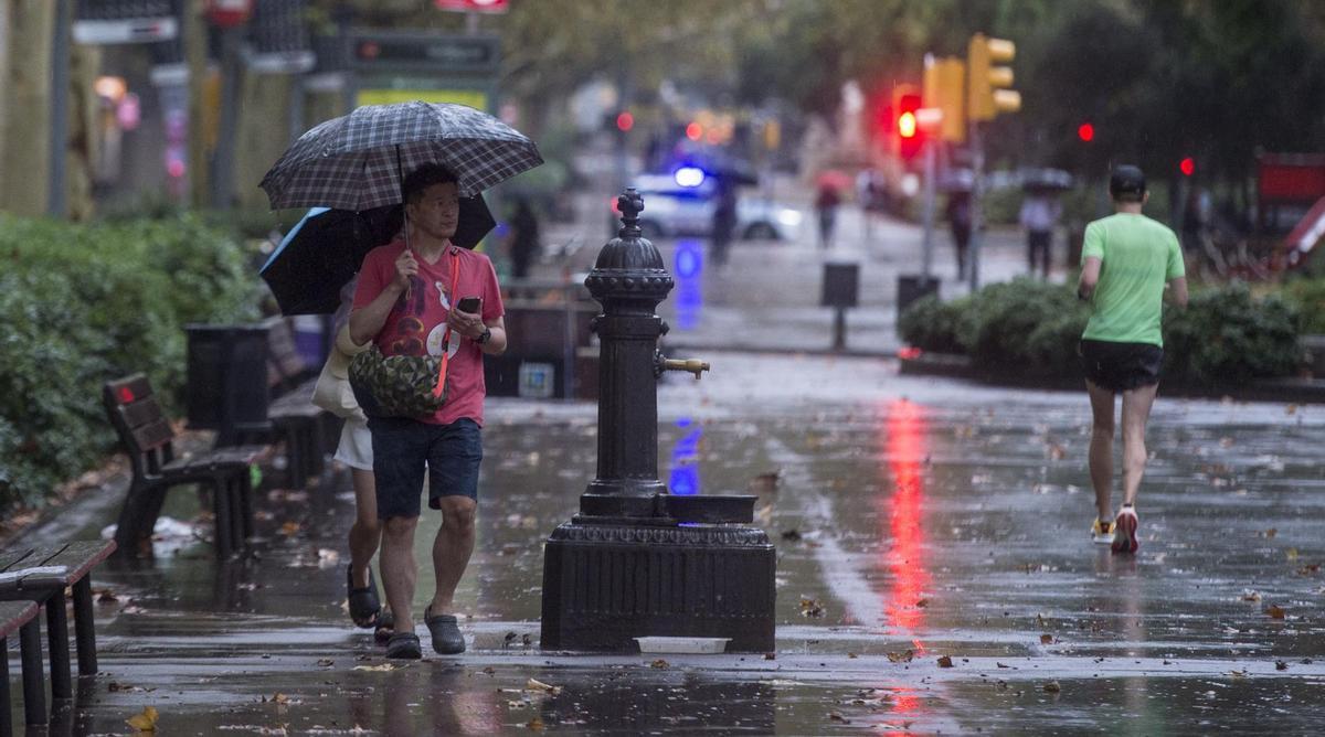Personas con paraguas por lluvias en Barcelona Personas con paraguas por lluvias en Barcelona