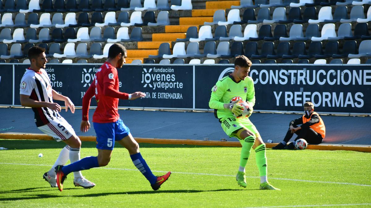 Saldaña, derecha, atrapa el balón durante un partido en el Nuevo Vivero.