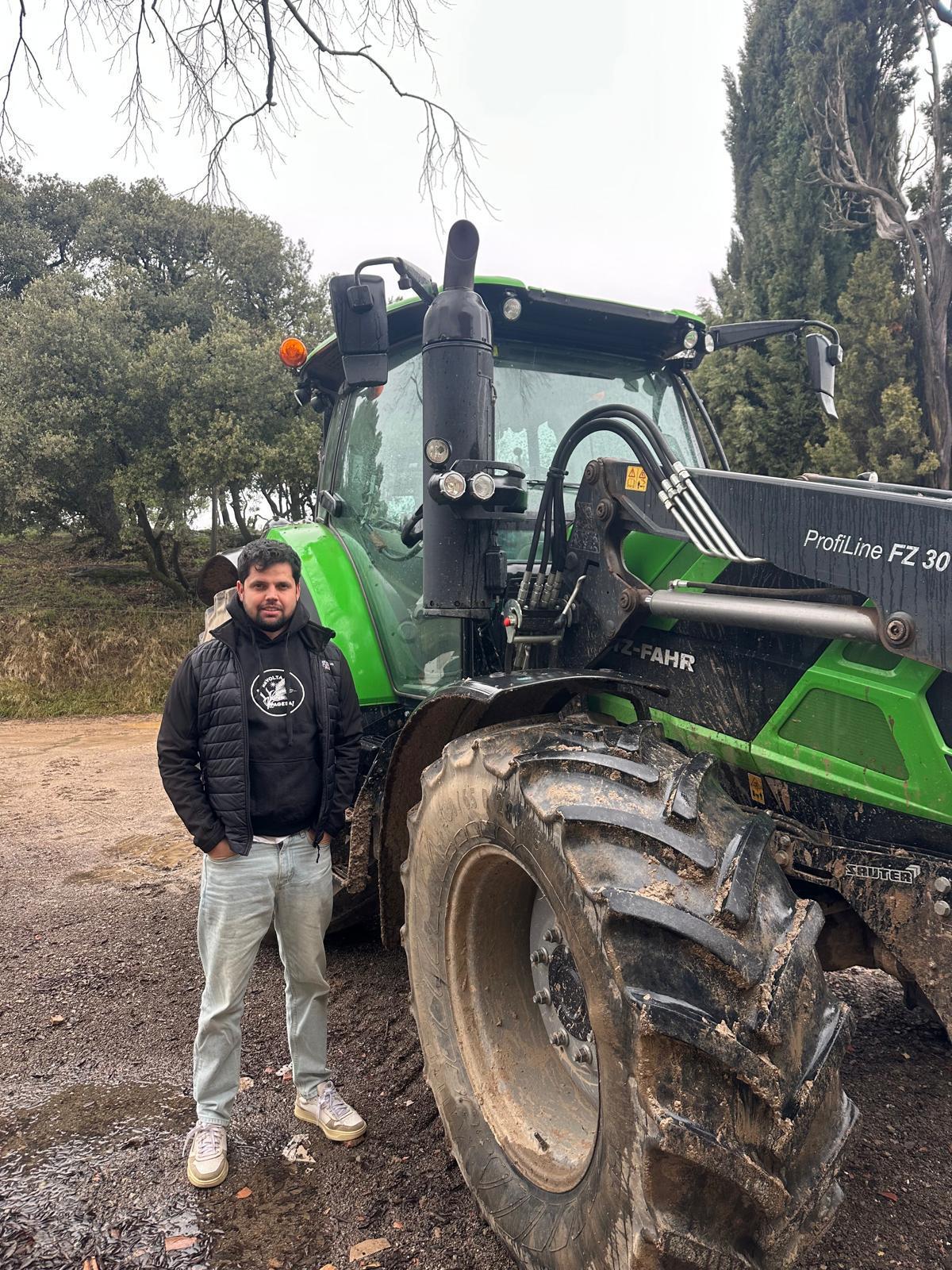 Eduard Lladó amb el tractor que fa servir a la seva explotació de cereals