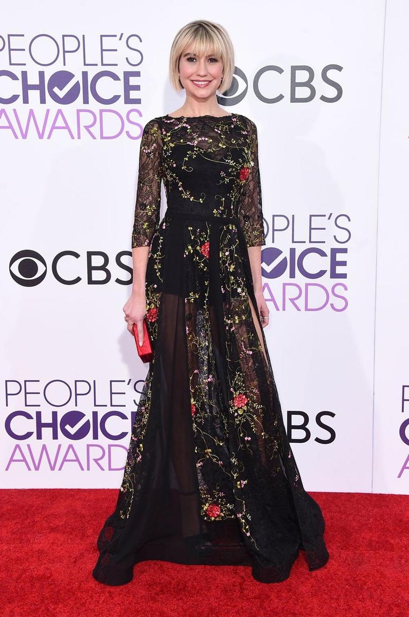 Chelsea Kane, elegante, en People's Choice Awards