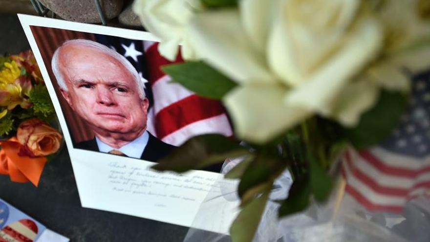 Una foto recuerda a John McCain en Phoenix, Arizona (EEUU).