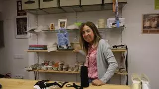 La alpargatería centenaria de Algemesí que sobrevive a su segunda inundación: “Solo pienso en abrir cada día”