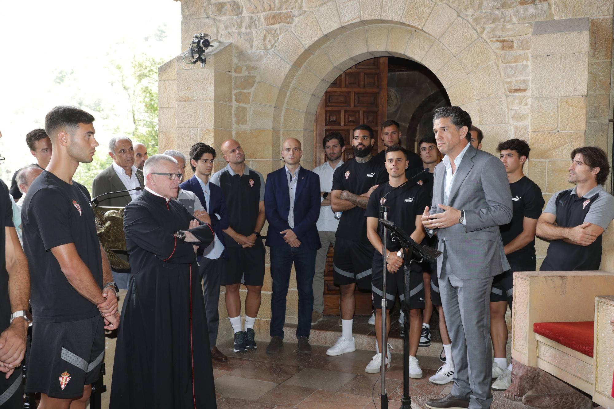 La visita de los jugadores del Sporting a la Santina, en imágenes