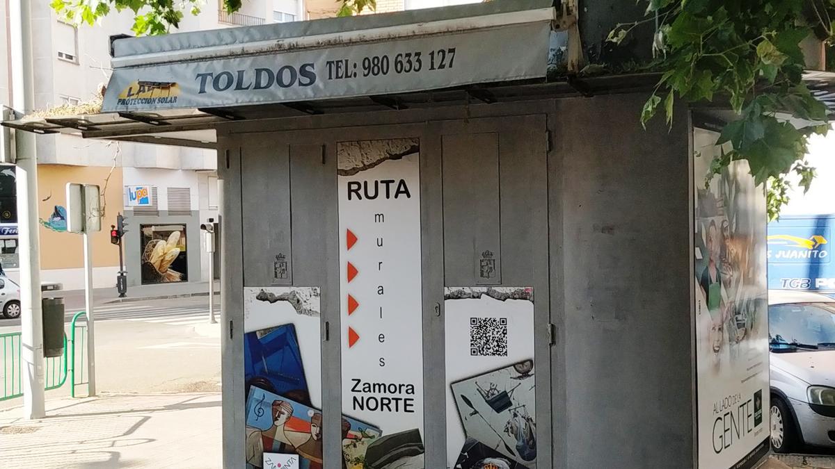 Kiosco cerrado en una calle de Zamora.