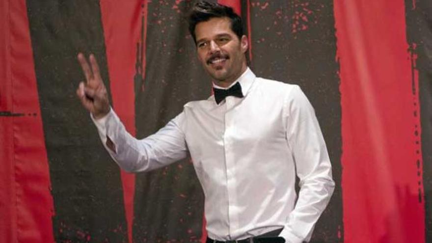 Ricky Martin luciendo bigote.