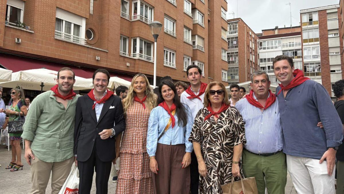Por la izquierda, Ramón Hevia, Agustín Moure, Elena Quevedo, Cristina Guadarrama, Carlos Buján, Esther Calles, Javier Argüelles, Alfonso Fuertes, ayer, en los alrededores de la plaza.