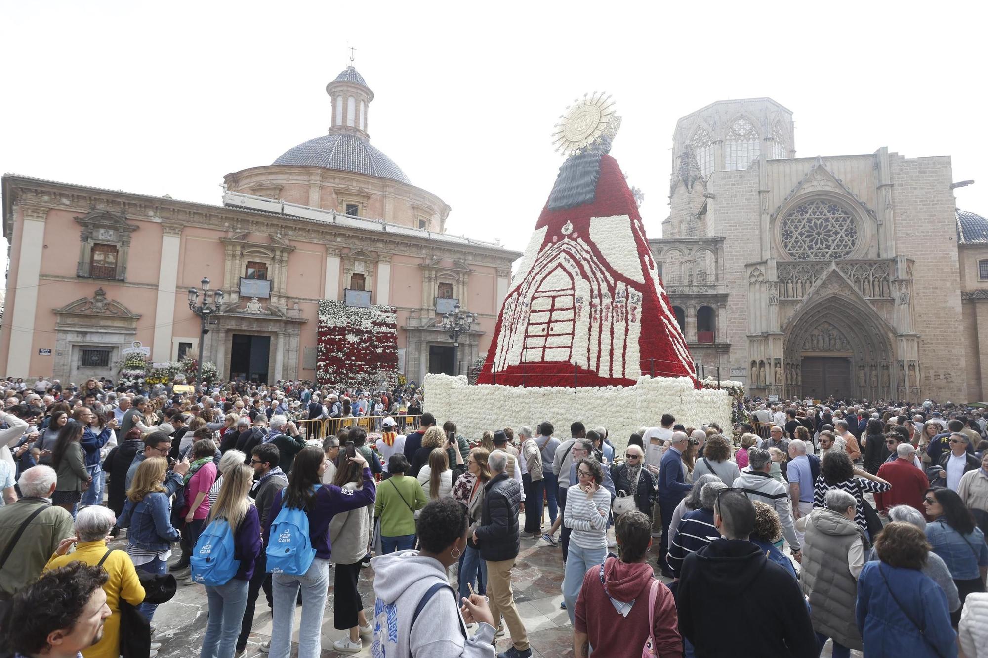 Cientos de personas acuden a ver el manto de la Virgen