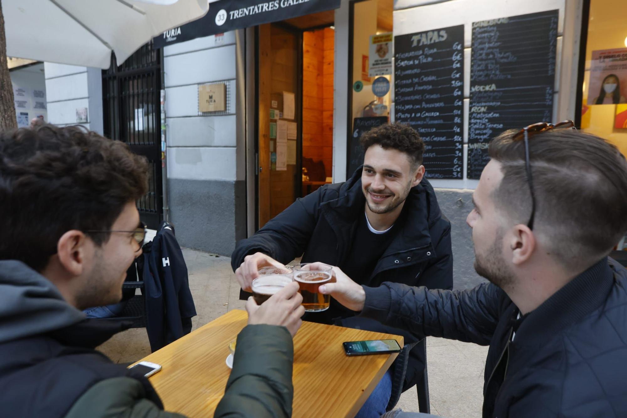 Las cenas vuelven a los bares con las nuevas restricciones