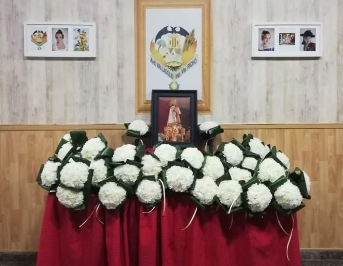 Ramos de Ofrenda en el altar improvisado del casal de Ingeniero Vicente Pichó