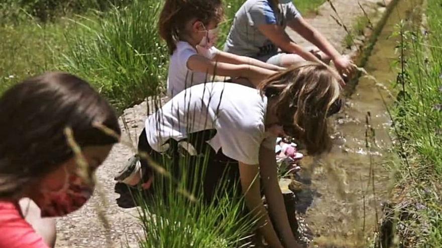 Fotograma del vídeo promocional, con los niños jugando. A la derecha, grabación de la cinta | Fotos Padi