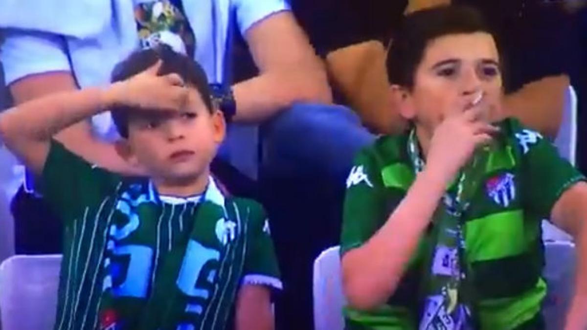 ¡Inaudito! El niño fumador del Bursaspor que se ha convertido en el meme del momento