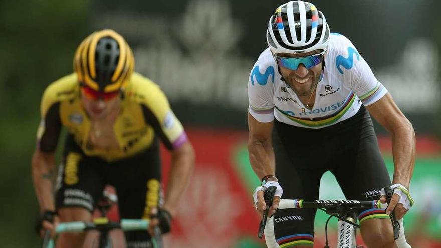 Valverde demarra para escaparse de Roglic. // Javier Lizón