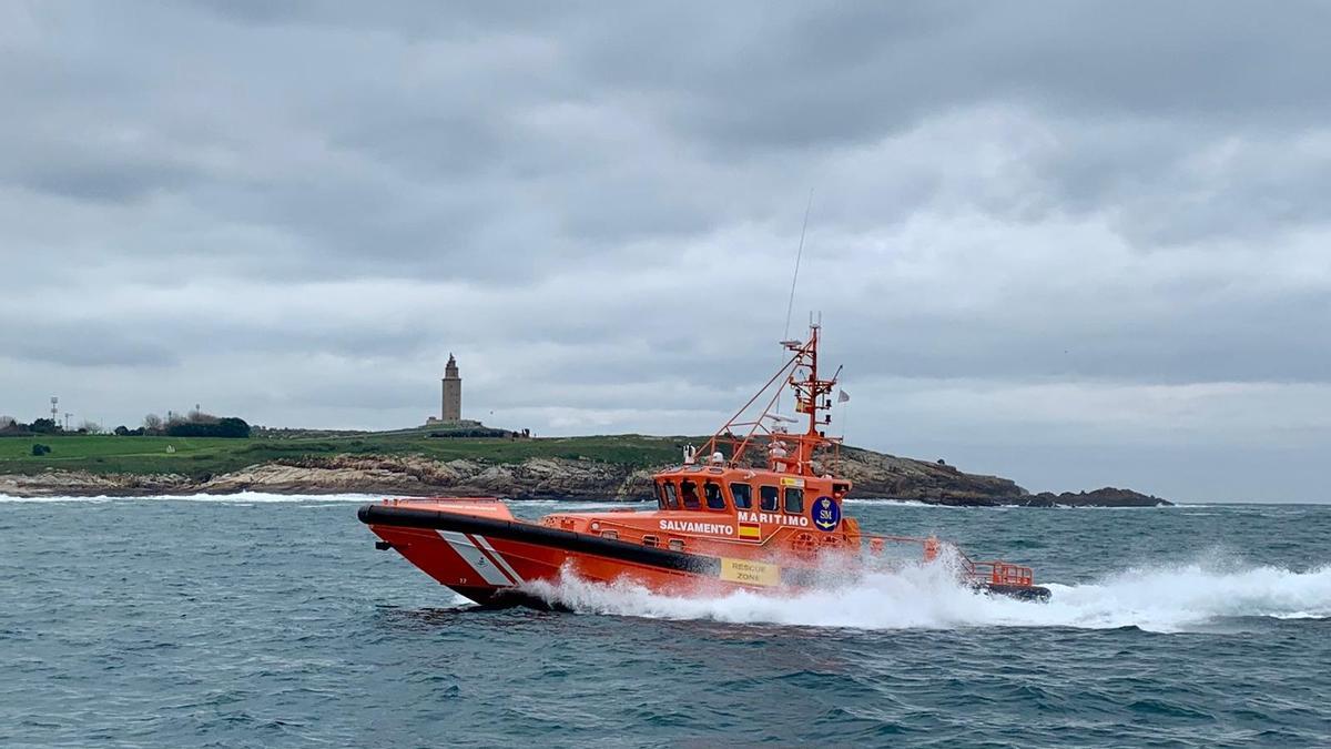 Embarcación de Salvamento Marítimo frente a la Torre de Hércules.