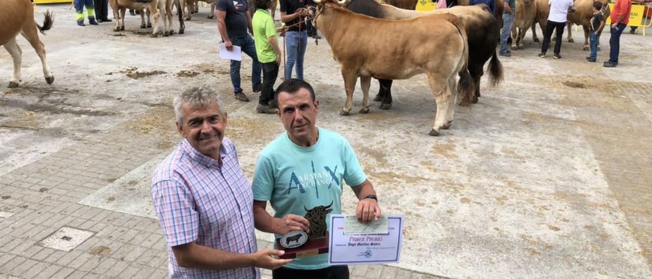 Belarmino Fernández, entregando el primer premio al mejor lote de vacas de tipo culón al ganadero Ángel Martínez Suárez, de Cudillero. | R. S. A.