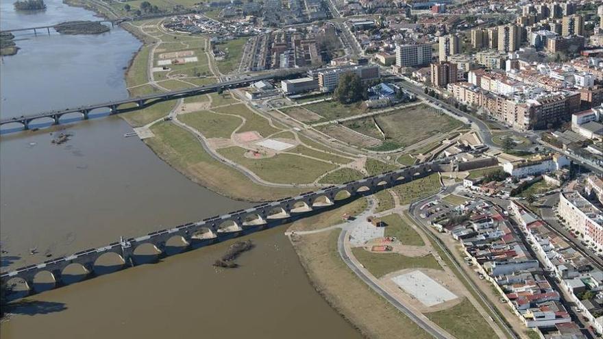 El alcalde de Badajoz recibe las llaves del nuevo parque del río y pide a los pacenses que lo cuiden