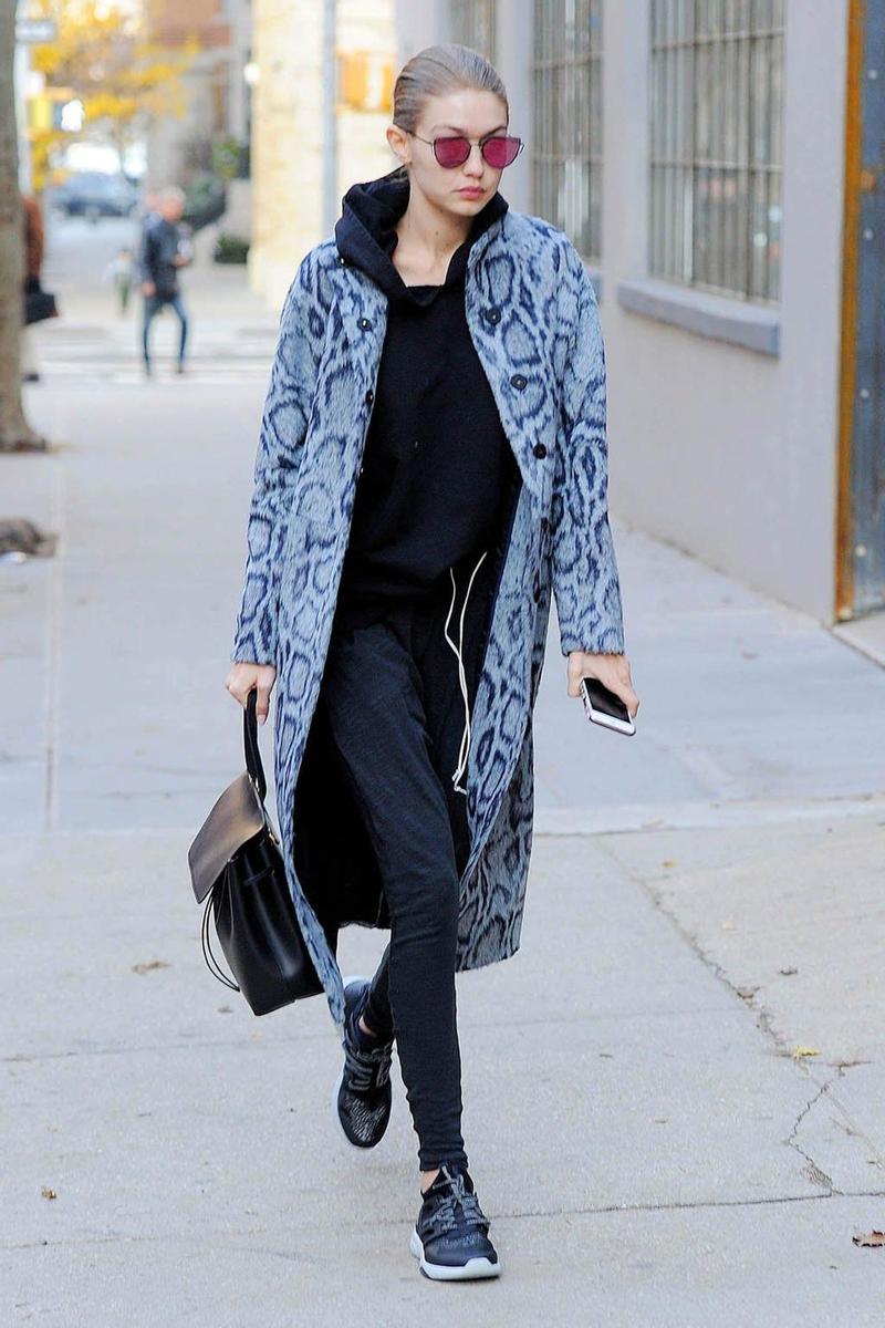 Gigi Hadid o cómo llevar un abrigo azul de print animal