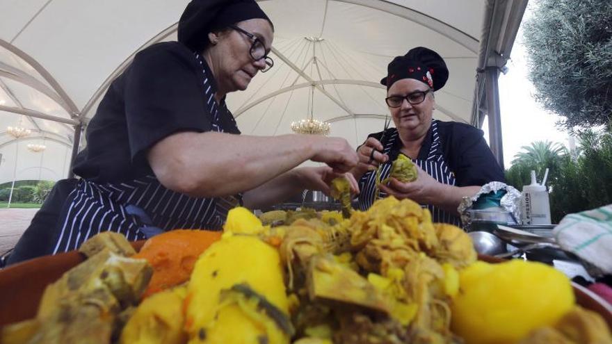 Dos cocineras preparan un Putxero valenciano en el concurso que organiza l’Alcúdia. | VICENT M. PASTOR