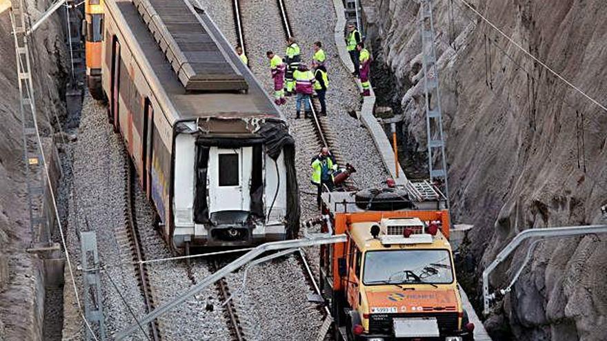 Operaris de Renfe treballen en un dels vagons accidentats.