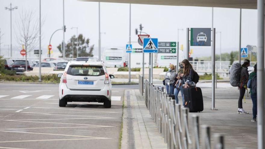 Los taxistas de Zaragoza han perdido más de las tres cuartas partes de sus clientes