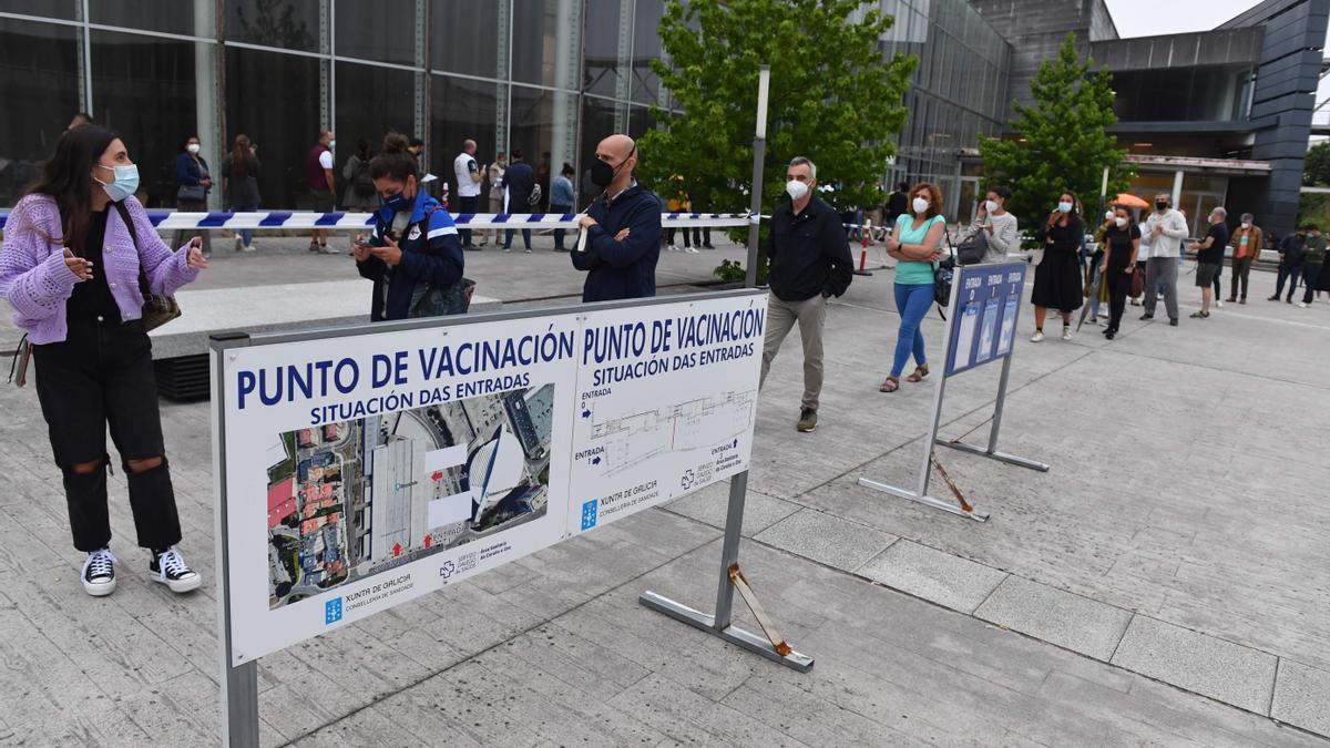 Colas en Expocoruña para vacunarse contra el COVID-19.