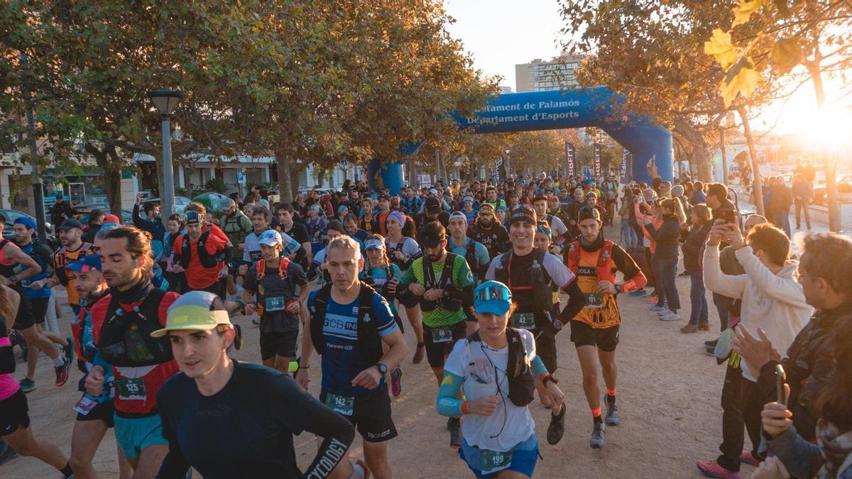 Moment de la sortida dels corredors de la Transgavarres, a Palamós