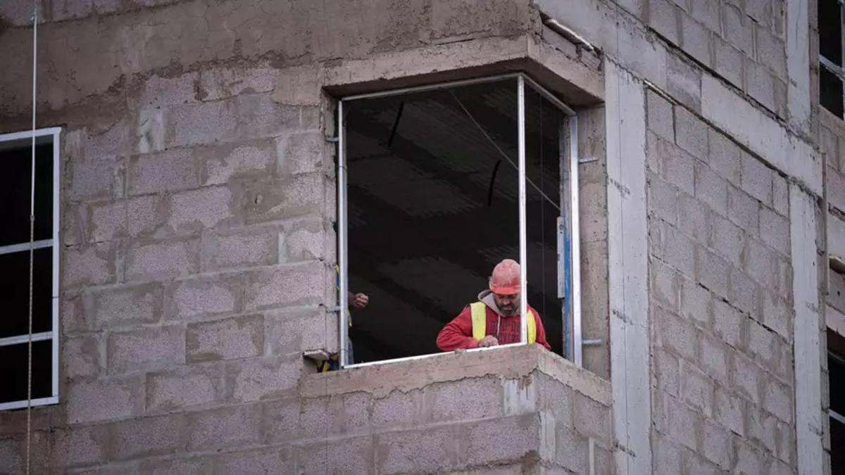 Un trabajador canario en una obra.