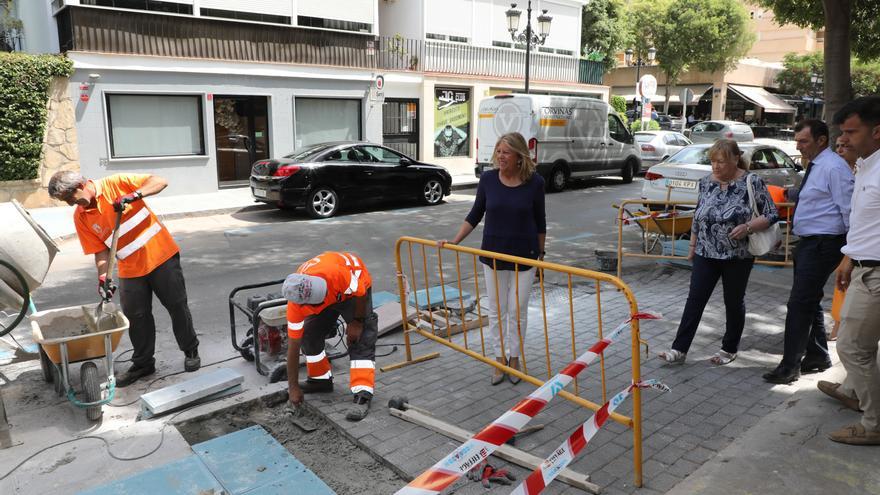 La alcaldesa de Marbella, Ángeles Muñoz, visita obras junto al concejal del ramo, Diego López.