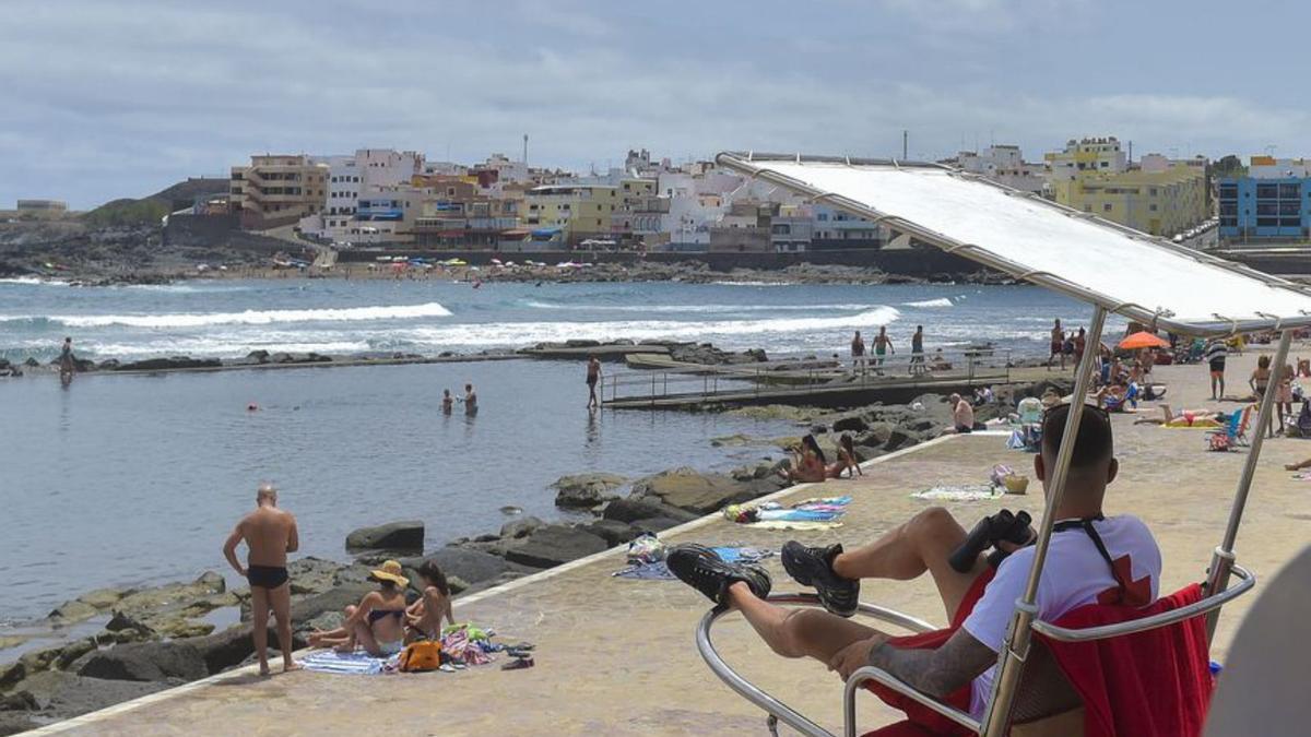 Vigilancia en la piscina natural y playa de El Puertillo, en Arucas. | | ANDRÉS CRUZ