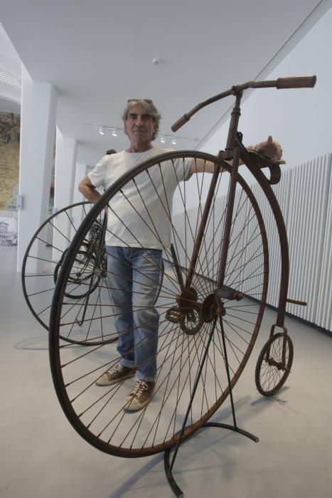 Exposición de bicicletas en la antigua estación de