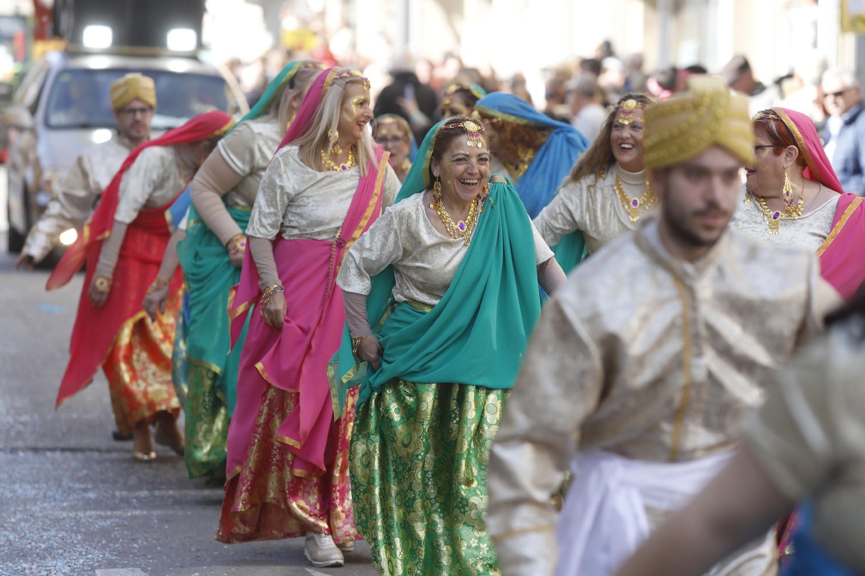 L'Escala briva amb la rua del Carnaval