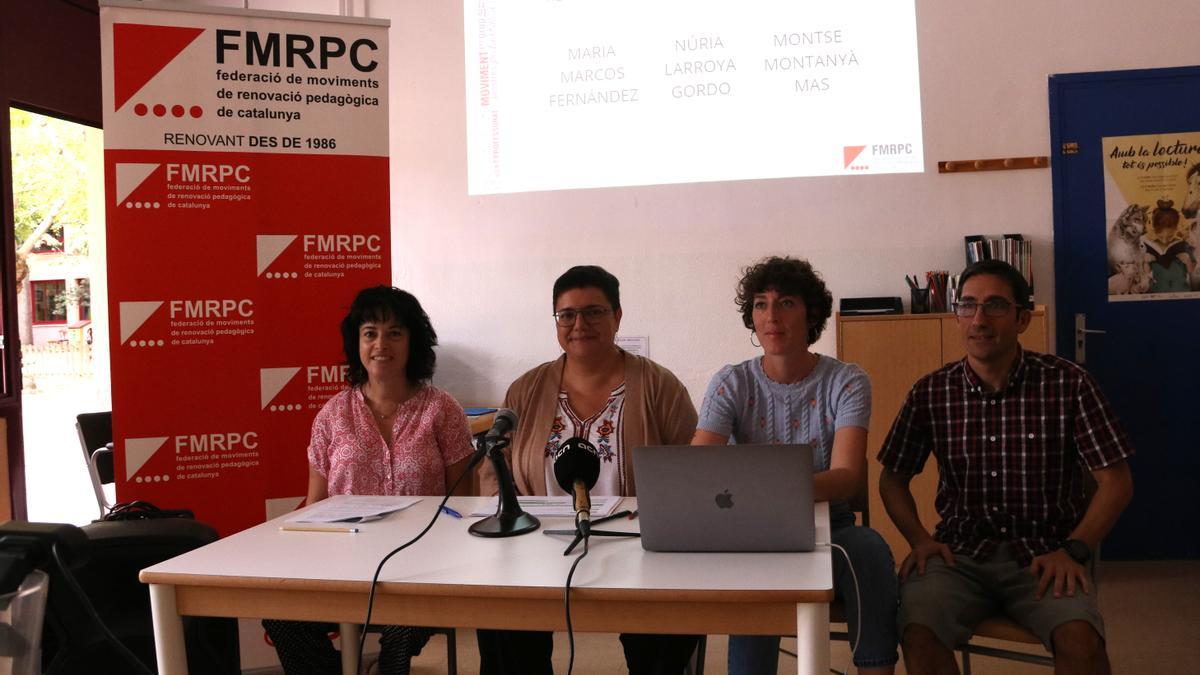Els integrants de la Federació de Moviments de Renovació Pedagògica durant la roda de premsa a Girona