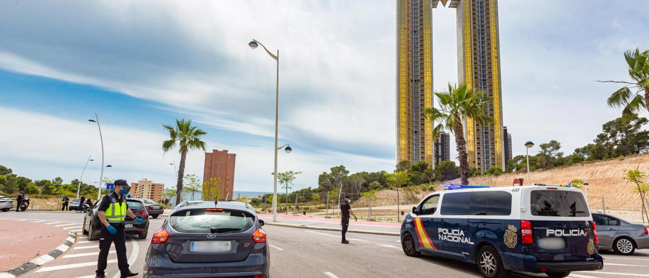 Imagen de uno de los controles de la Policía Nacional en los accesos a Benidorm.