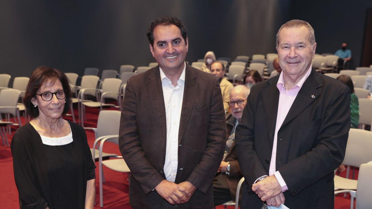 José Manuel Gutiérrez Llorente, flanqueado por Blanca Martínez (que presentó el acto) y Pedro Sánchez Lazo (presidente de Tribuna Ciudadana), ayer en el Club Prensa Asturiana. | Irma Collín