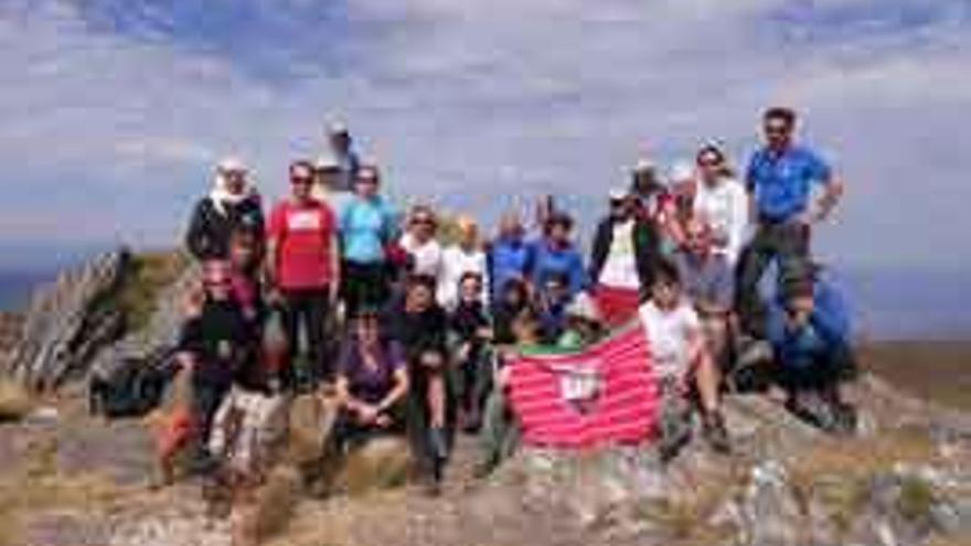 Un grupo de montañeros posa en Peña Trevinca.