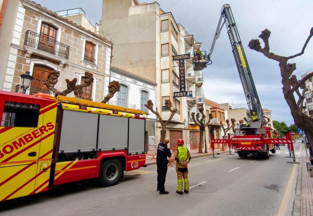 Se desprende la fachada de un hotel en Benicàssim Se desprende la fachada de un hotel en Benicàssim