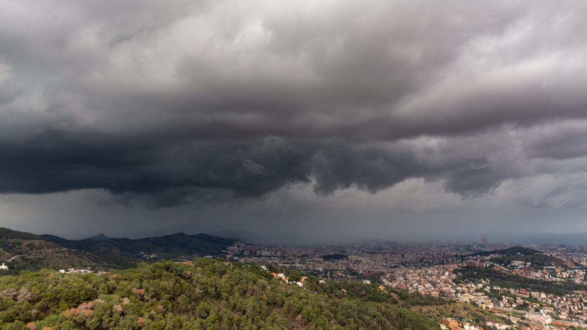 Nubes de tormenta en el área de Barcelona.