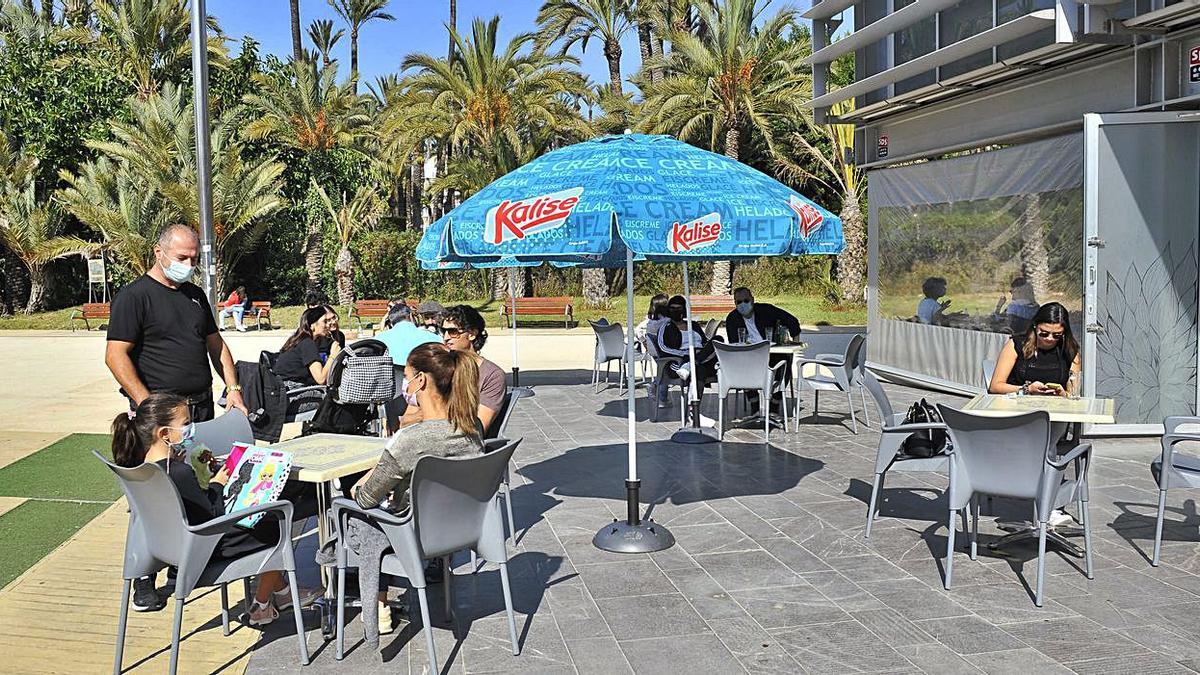 Terraza ubicada junto a Traspalacio y el Parque Municipal, en una imagen reciente.