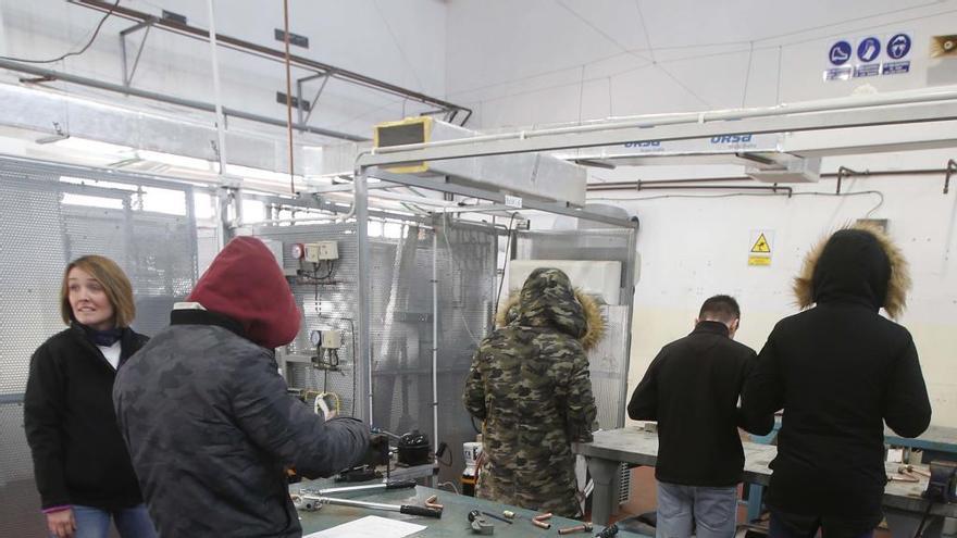 Alumnos del Luis Suñer, abrigados en el taller, ayer.