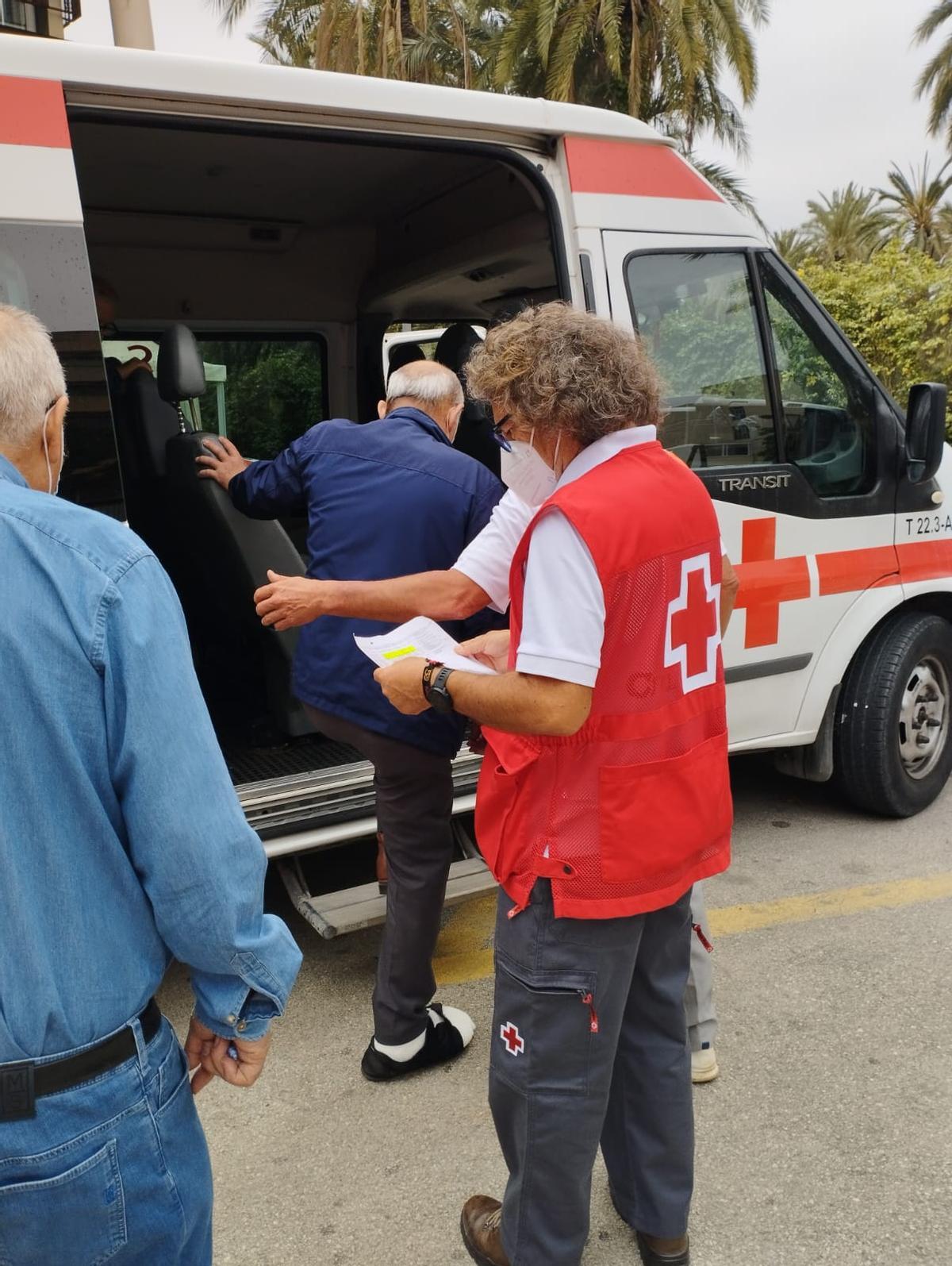 Cruz Roja dispone una ambulancia para desplazar a personas con problemas de movilidad que están hospitalizadas