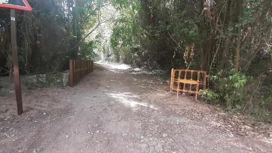 Instalan dos puertas para cerrar la ruta botánica del Millars ante fuertes lluvias y vientos