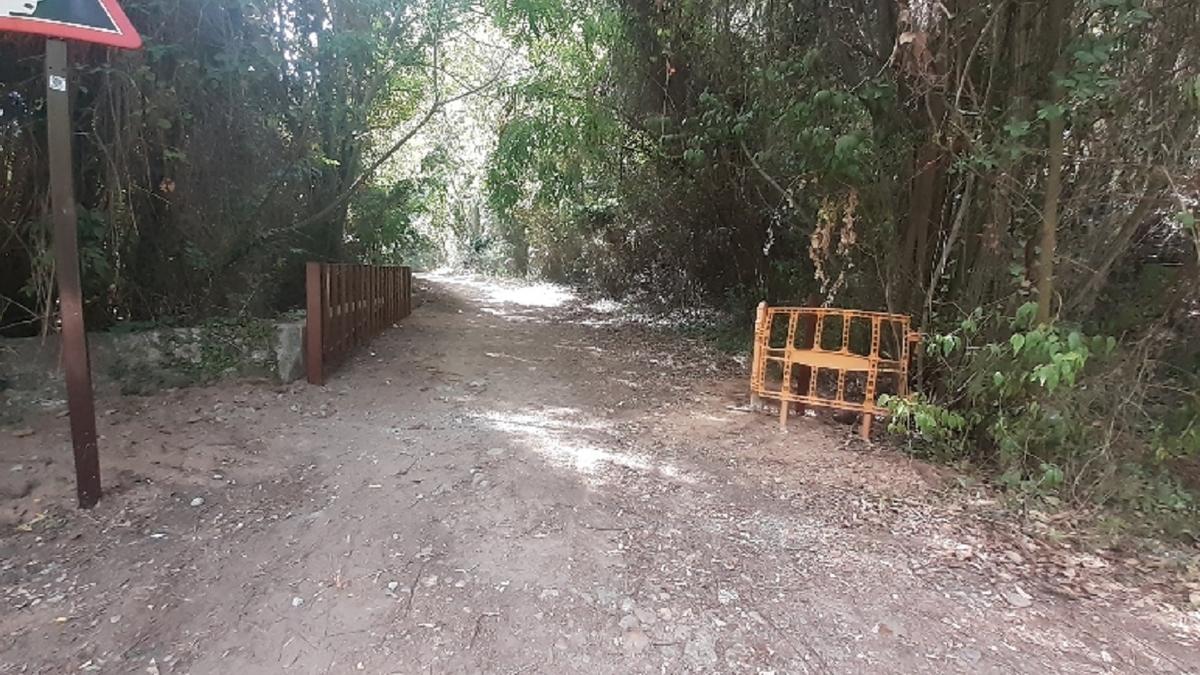 Ya han colocado las puertas de madera para controlar el acceso a la ruta botánica.