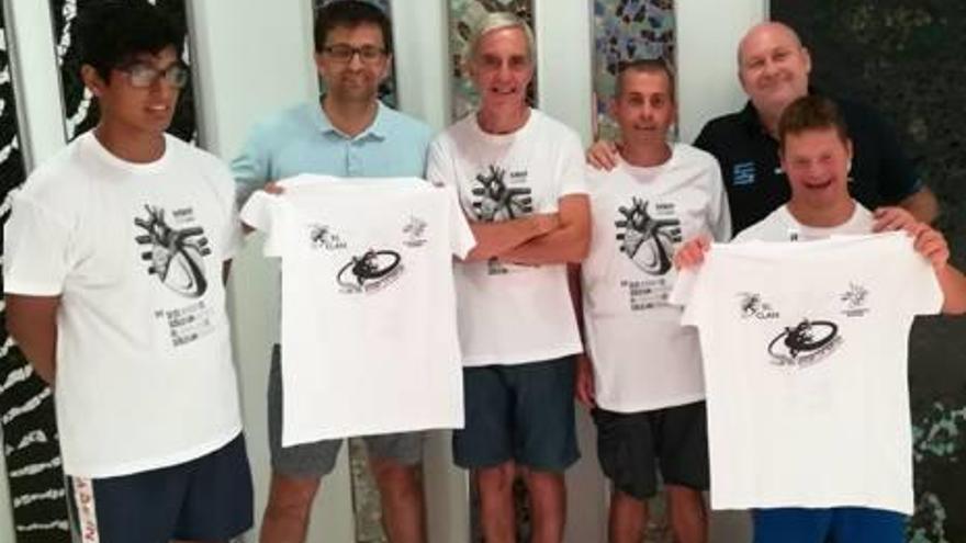 Miembros del equipo y presidente con camisetas del CR La Safor