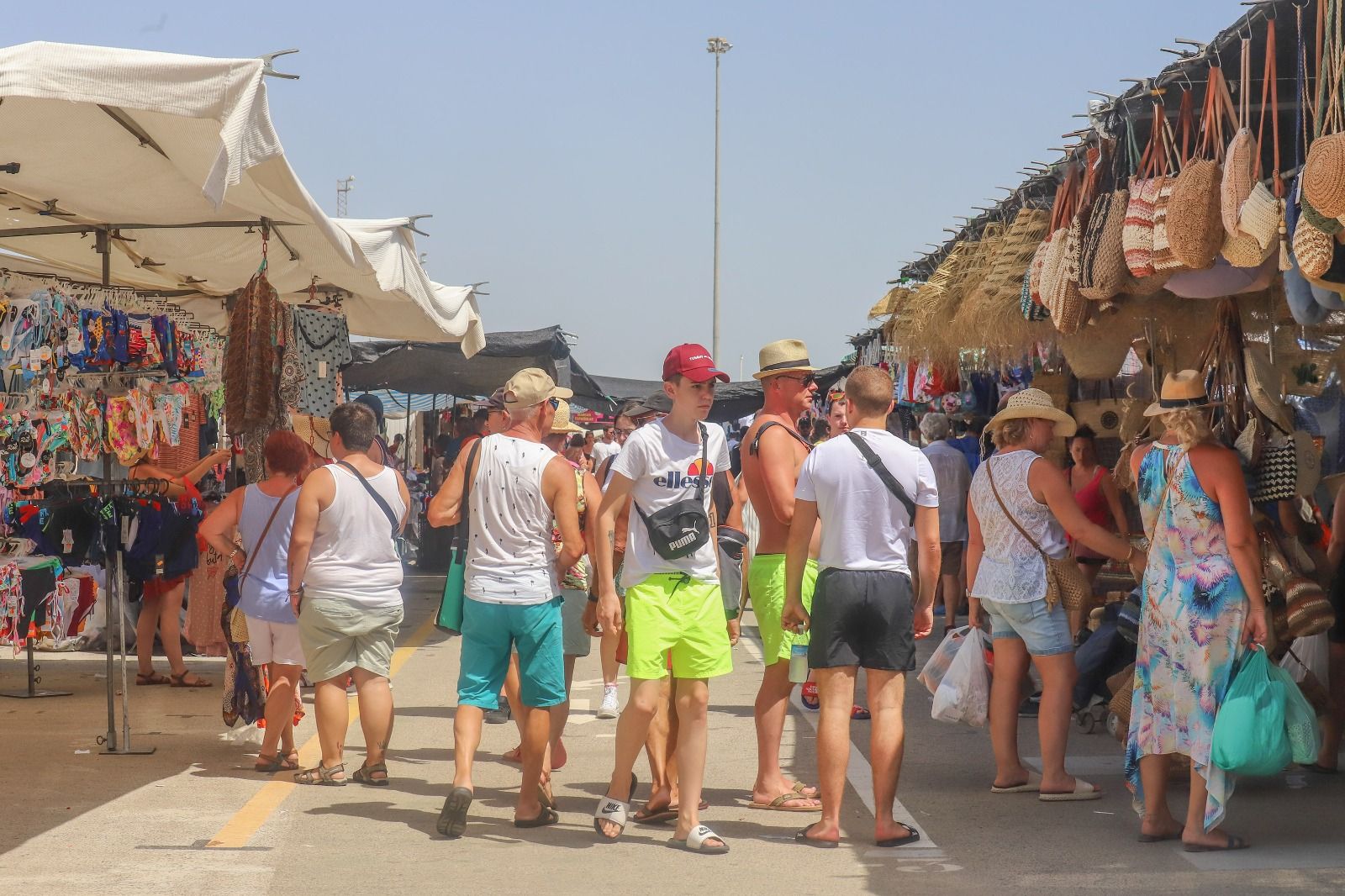 Viernes de caos en el mercado de Torrevieja