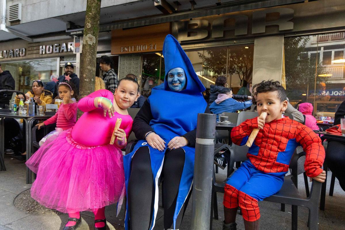Vintedúas comparsas e dez carrozas: Santiago celebra o día grande do seu Entroido