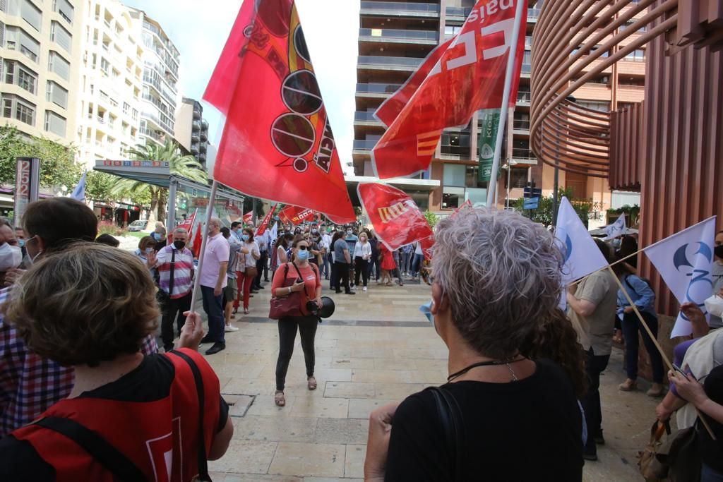 Trabajadores y sindicatos del BBVA protestan en Alicante contra el ERE