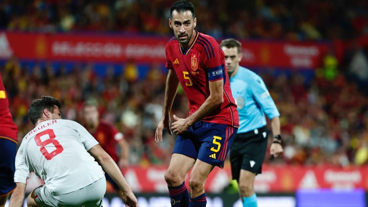 Busquets, en el partido ante Suiza en Zaragoza.