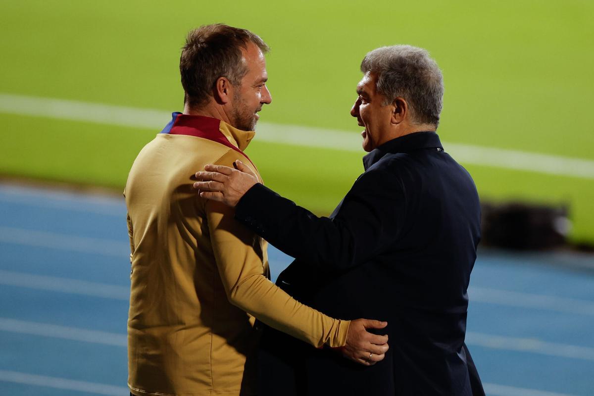 Hansi Flick y Joan Laporta se saludan antes dl último entrenamiento en Yeda.