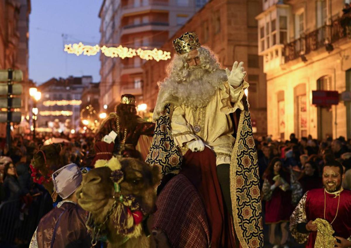 Los reyes durante su paseo por la ciudad.   | // BRAIS LORENZO