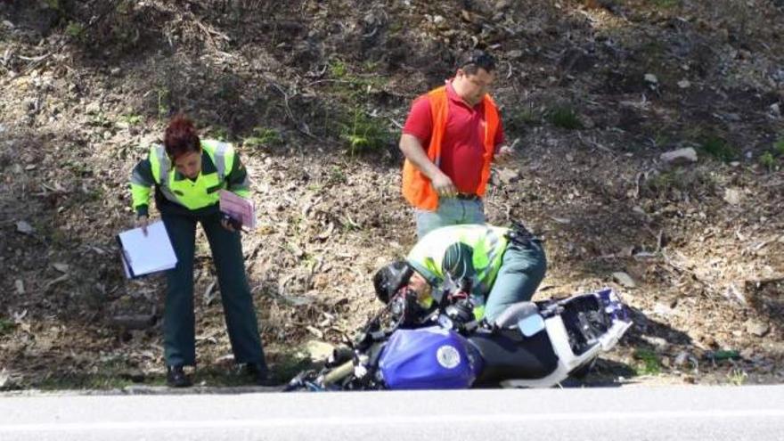 Un motorista de 24 años muere al chocar contra un coche